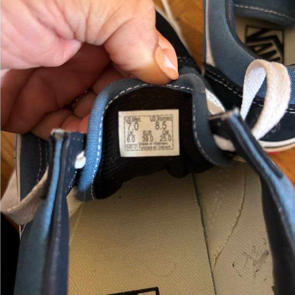 VANS like new,  women’s or Men's Black and Navy Sneakers - Picture 7 of 7
